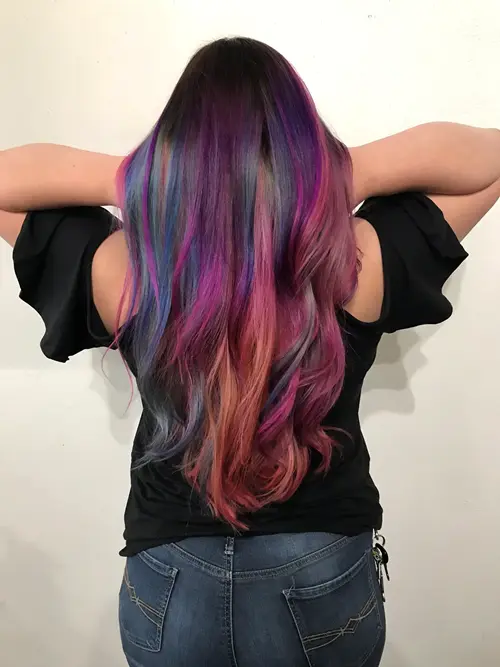 This beautiful oil slick is a perfect fun way to add bright colors and being subtle at the same time(..)